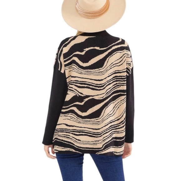 521:  ENTRO NWT SWEATER (C) - Picture 2 of 3